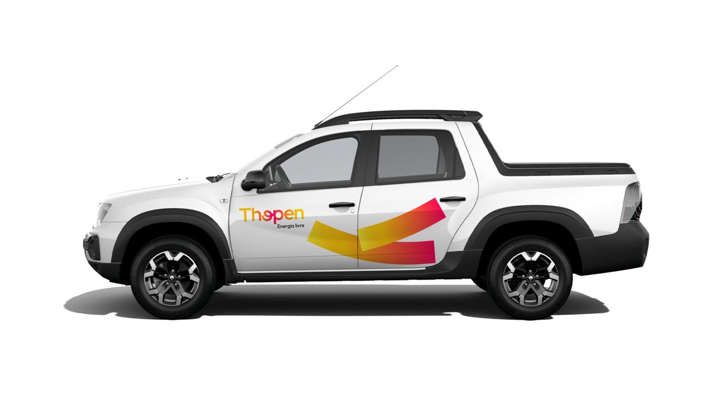 Picape branca adesivada com a marca Thopen