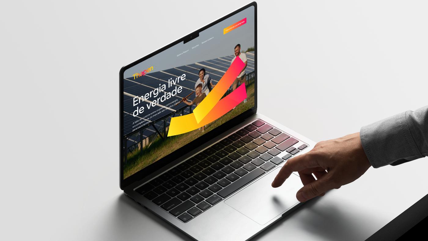 Site da Thopen em um notebook, com a chamada Energia livre de verdade