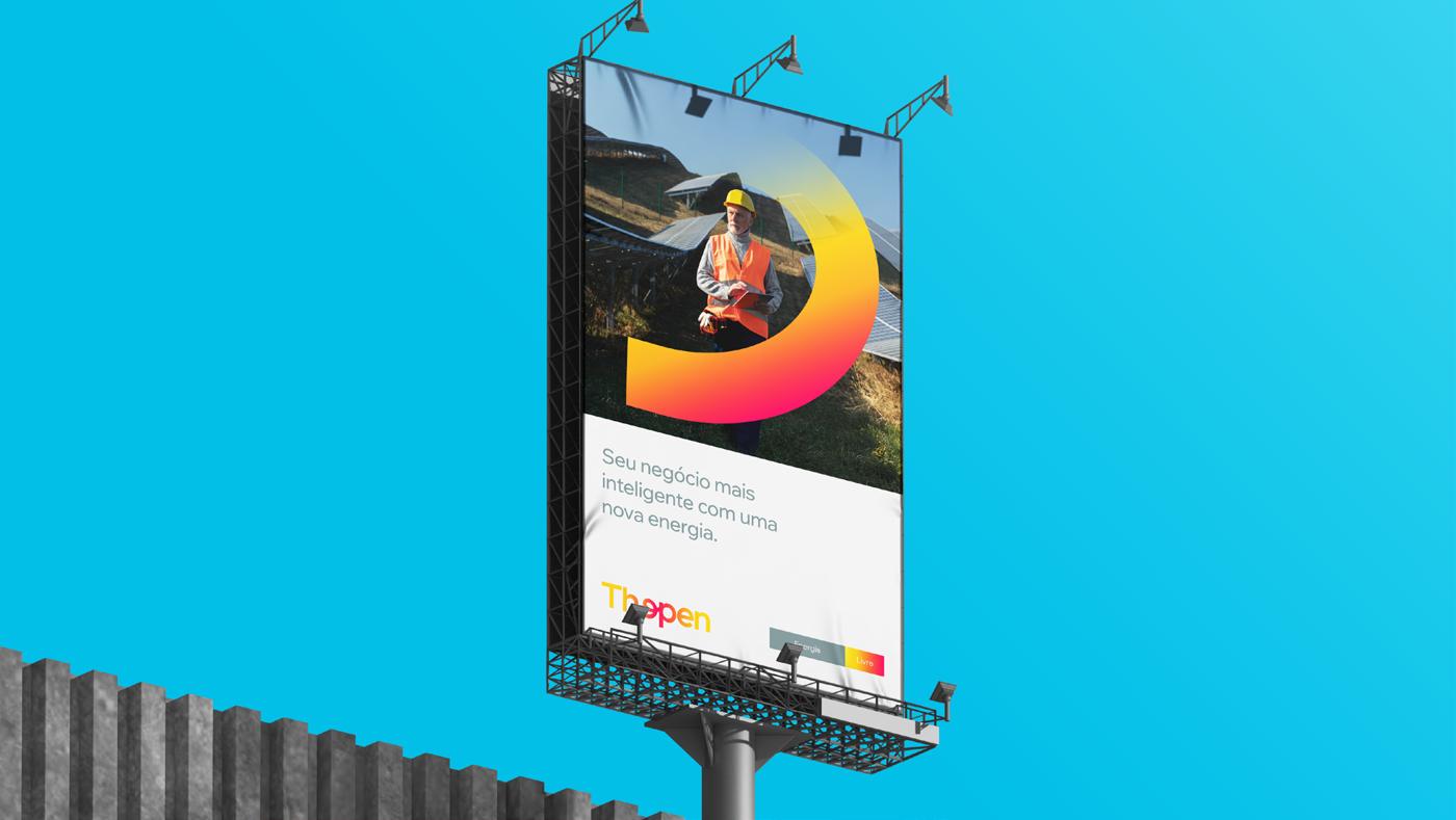 Outdoor da Thopen com técnico em usina solar