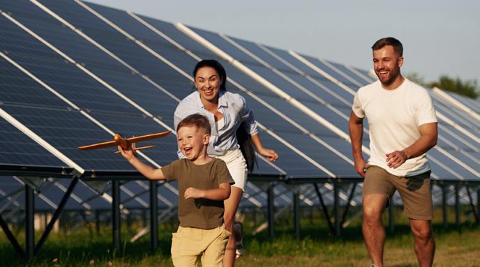 Família caminhando em uma usina solar