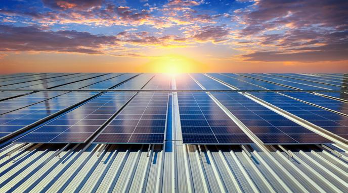 Painéis solares ao pôr do sol