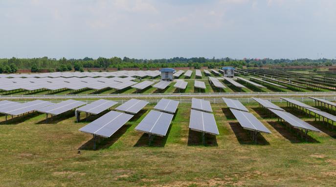 Usina solar em campo aberto